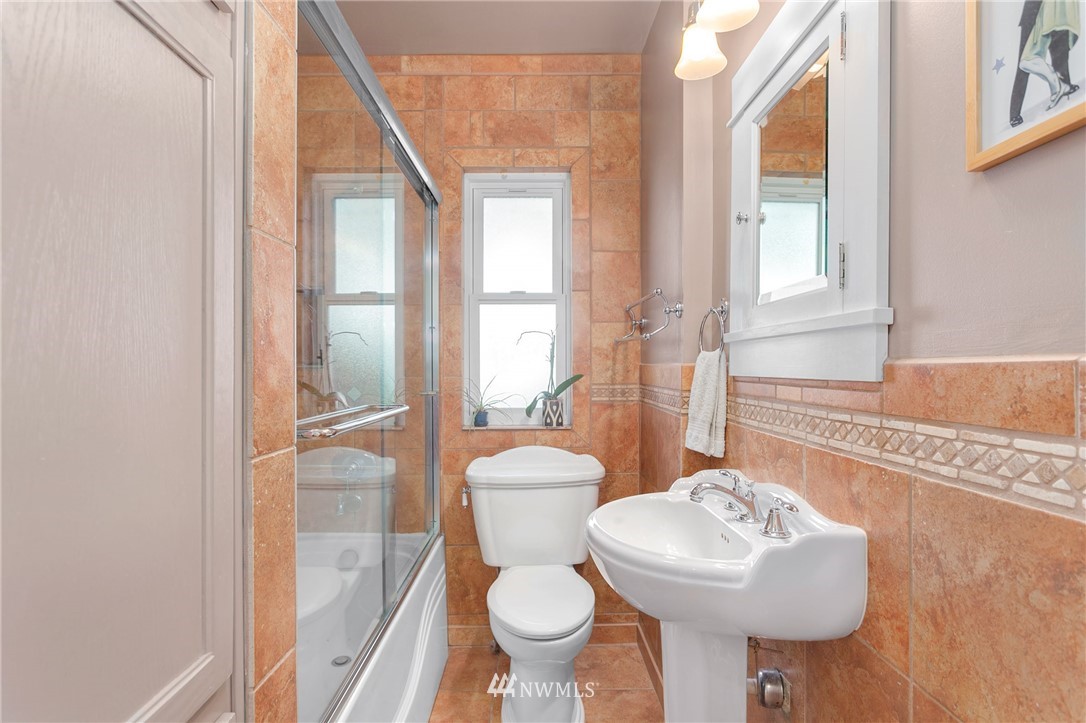 3926 Midvale Avenue North Seattle, WA 98103 - Photo 16 of 25 a bathroom with a toilet sink and mirror