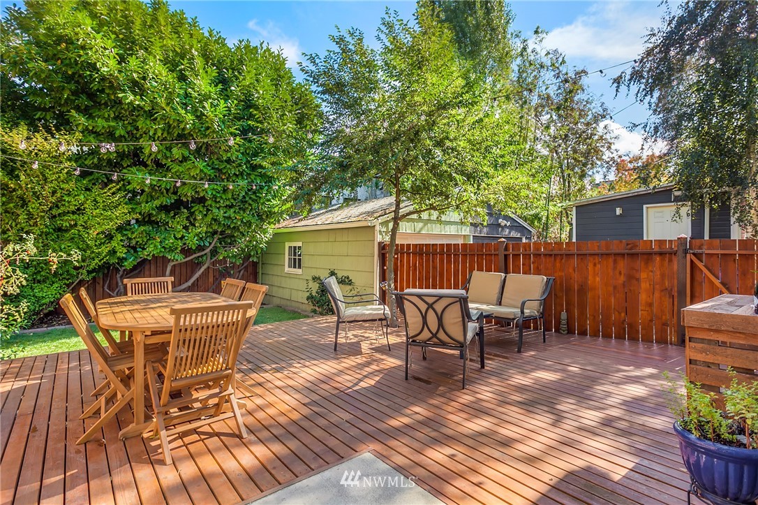 3926 Midvale Avenue North Seattle, WA 98103 - Photo 23 of 25 a view of a chairs and table in the patio