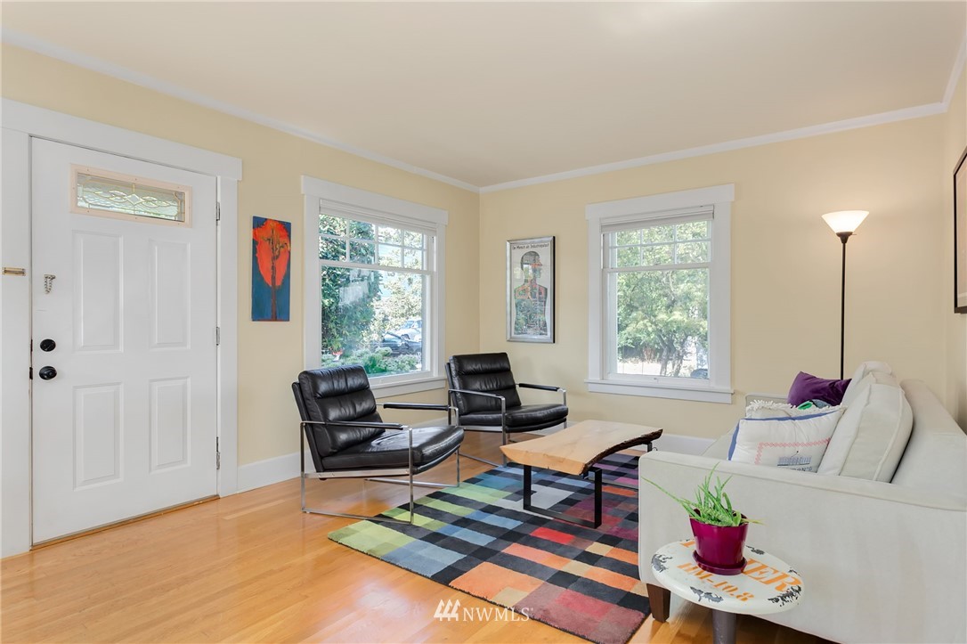 3926 Midvale Avenue North Seattle, WA 98103 - Photo 6 of 25 a living room with furniture and a window