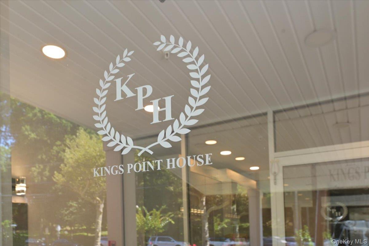 320 East Shore Road, Unit 6B Great Neck, NY 11023 - Photo 5 of 17 a bathroom with a mirror and a shower