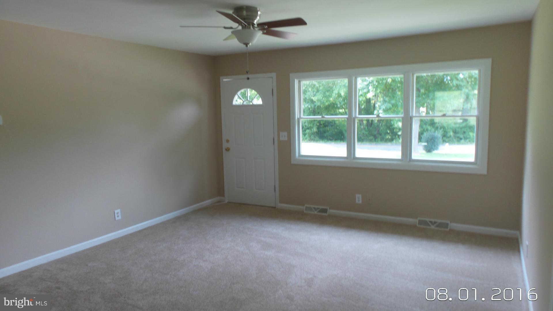 1116 Poplar Road Stafford, VA 22556 - Photo 5 of 20 Living Room
