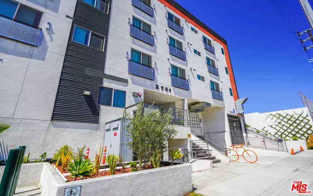 $2,475 | 2701 James M Wood Boulevard, Unit 202, Los Angeles, CA 90006
