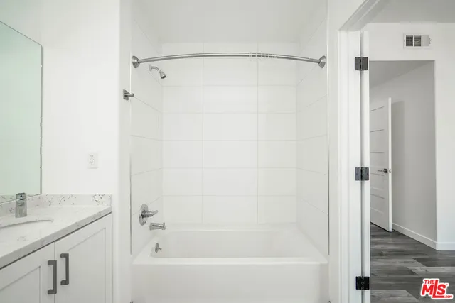 $2,475 | 2701 James M Wood Boulevard, Unit 202, Los Angeles, CA 90006