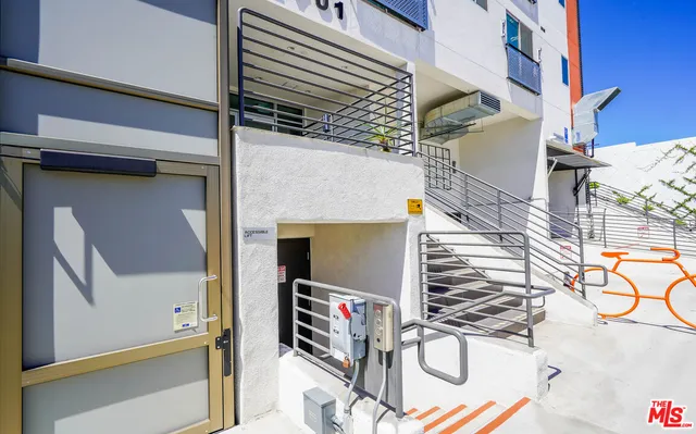 $2,475 | 2701 James M Wood Boulevard, Unit 202, Los Angeles, CA 90006