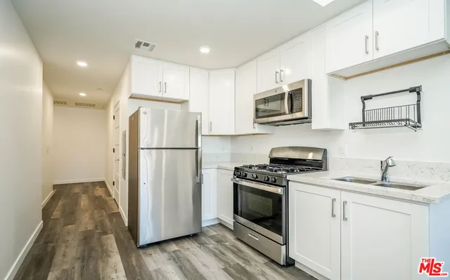 $2,475 | 2701 James M Wood Boulevard, Unit 202, Los Angeles, CA 90006