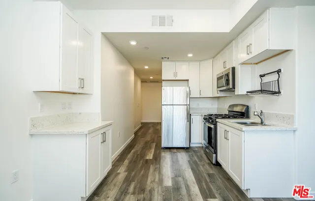 $2,475 | 2701 James M Wood Boulevard, Unit 202, Los Angeles, CA 90006