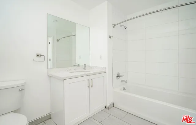 $2,475 | 2701 James M Wood Boulevard, Unit 202, Los Angeles, CA 90006