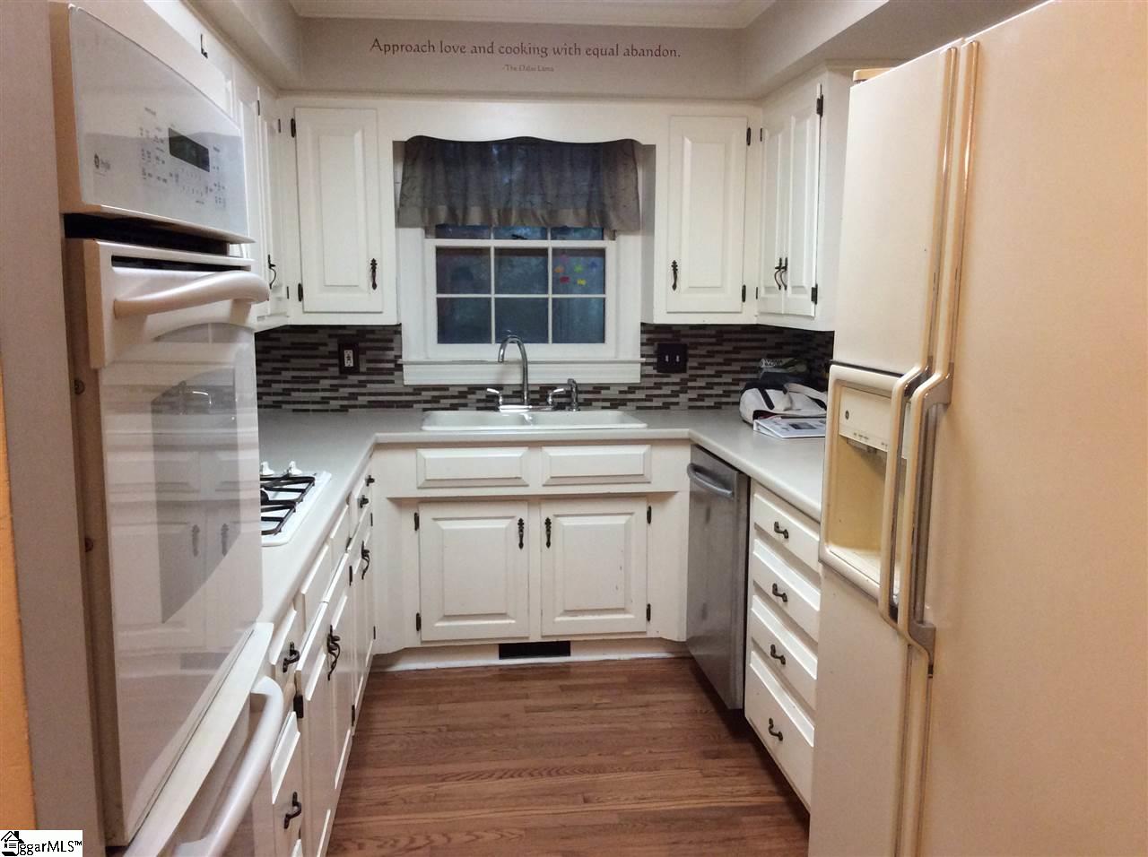 103 Bagwell Farm Road Spartanburg, SC 29302 - Photo 14 of 32 Kitchen with gas cooktop, double oven, microwave, fridge and dishwasher.