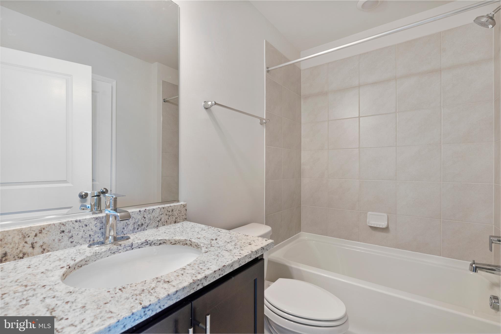 572 Union Street Frederick, MD 21701 - Photo 18 of 36 Hallway Full bath