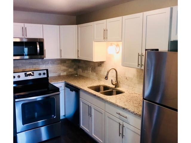 906 Ridge Square, Unit 213 Elk Grove Village, IL 60007 - Photo 3 of 10