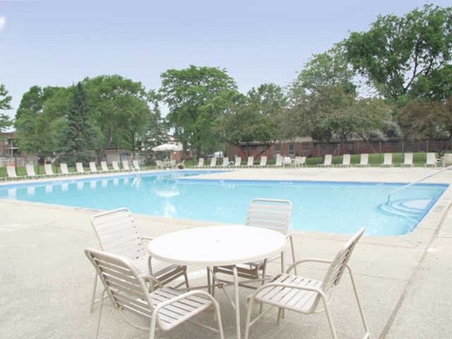 906 Ridge Square, Unit 213 Elk Grove Village, IL 60007 - Photo 6 of 10