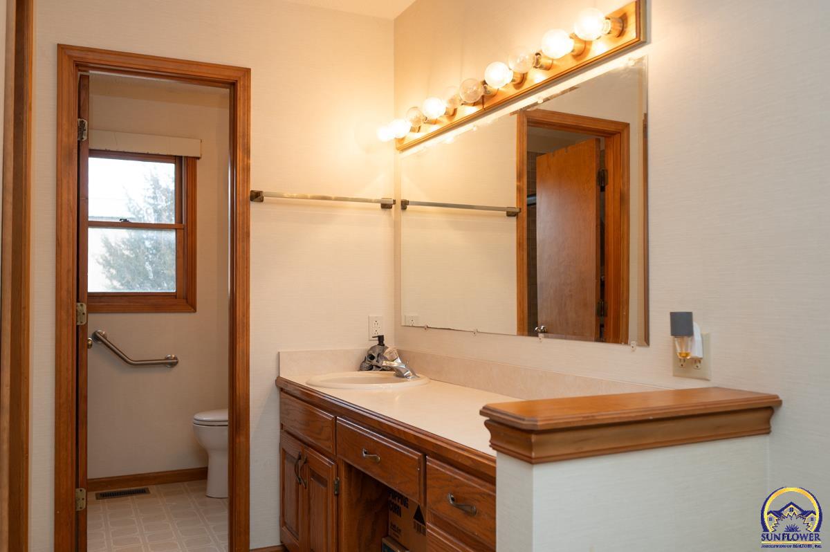 9020 Southwest Wanamaker Road Wakarusa, KS 66546 - Photo 20 of 44