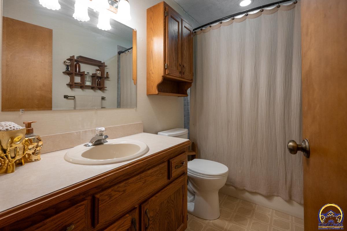 9020 Southwest Wanamaker Road Wakarusa, KS 66546 - Photo 26 of 44