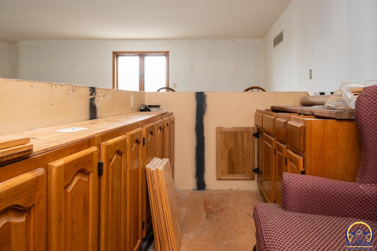 9020 Southwest Wanamaker Road Wakarusa, KS 66546 - Photo 27 of 44