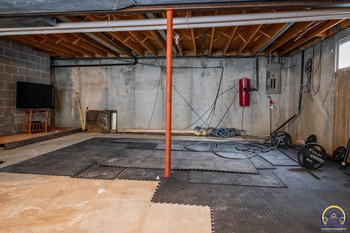 9020 Southwest Wanamaker Road Wakarusa, KS 66546 - Photo 31 of 44