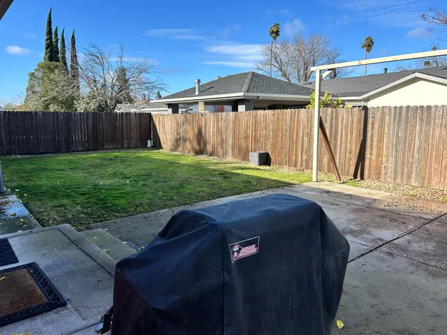 a view of a backyard