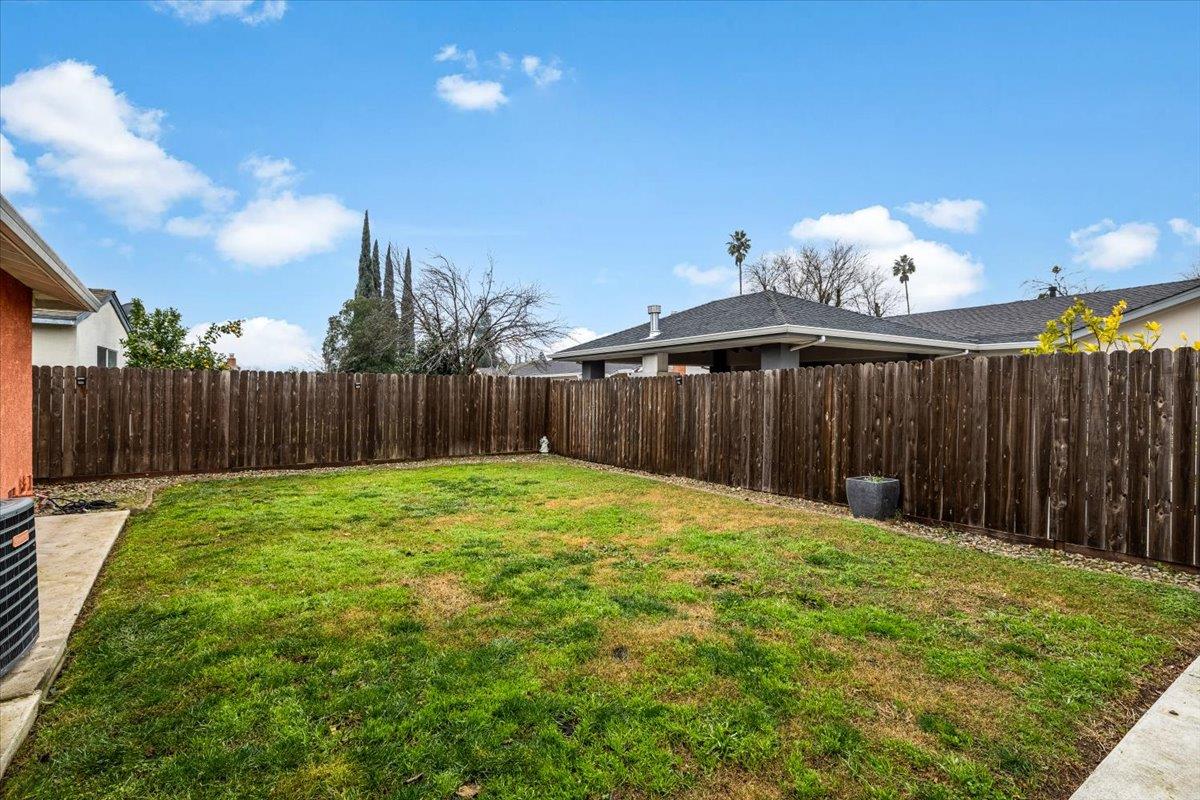 4631 Beechnut Way Sacramento, CA 95823 - Photo 28 of 32 a view of a backyard
