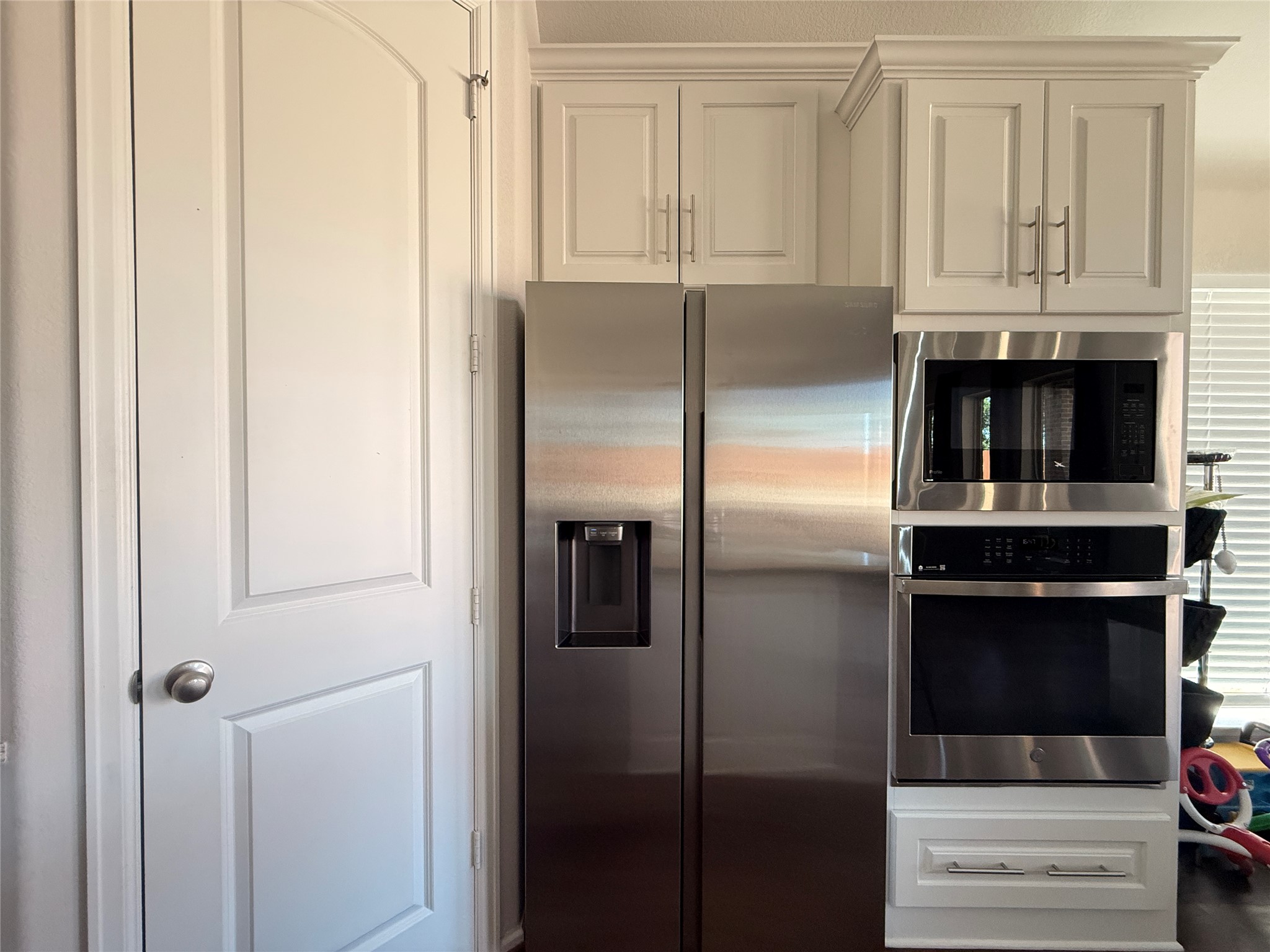 156 Santa Maria Street Georgetown, TX 78628 - Photo 12 of 40 Kitchen with stainless steel appliances