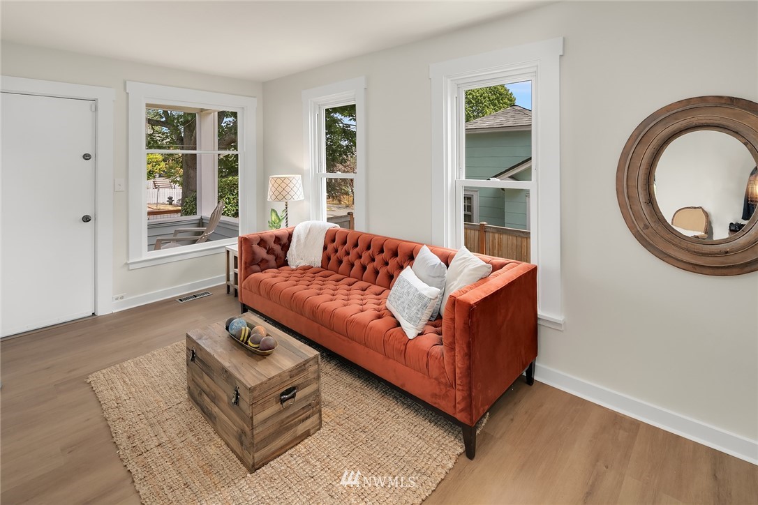 915 North 75th Street Seattle, WA 98103 - Photo 4 of 31 Gallery Image 4