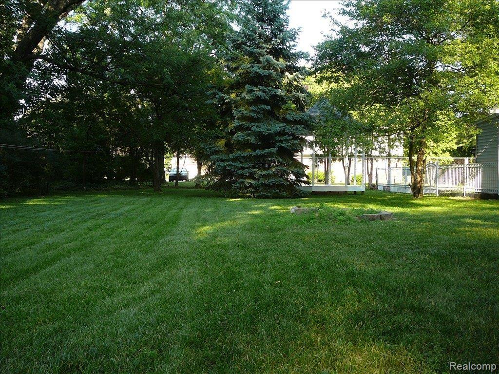 11595 Dewitt Road Belleville, MI 48111 - Photo 19 of 19 Large Backyard with Pond