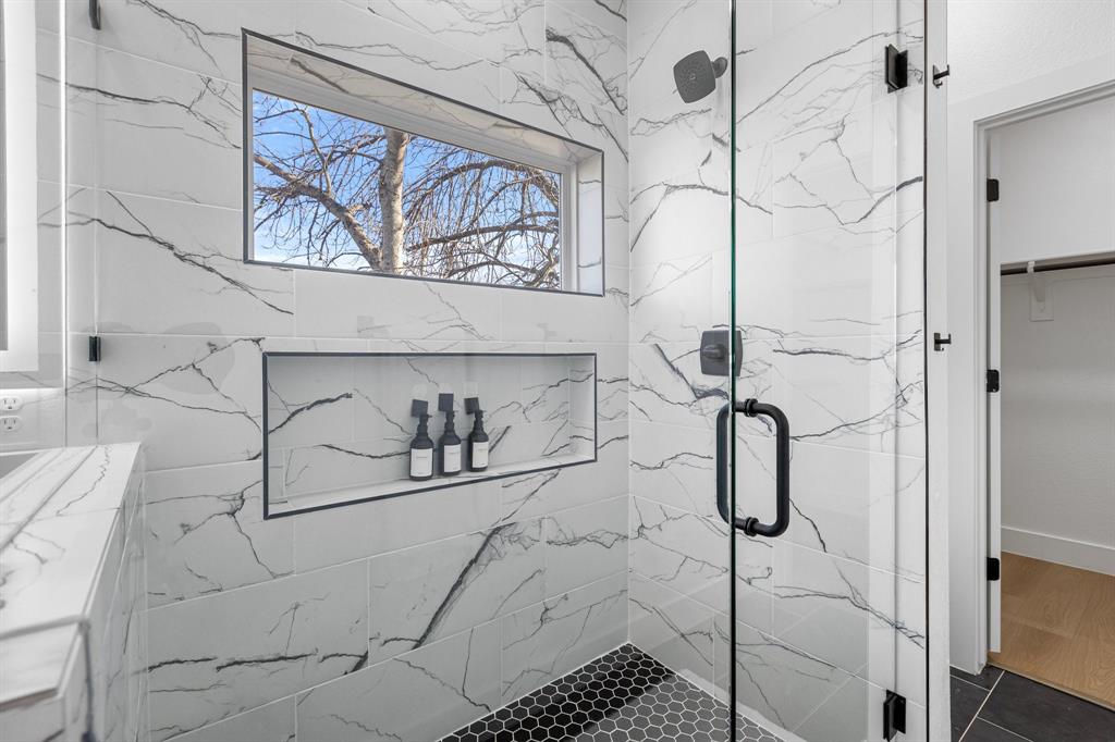 1511 Barry Avenue Dallas, TX 75223 - Photo 8 of 14 a bathroom with a bathtub