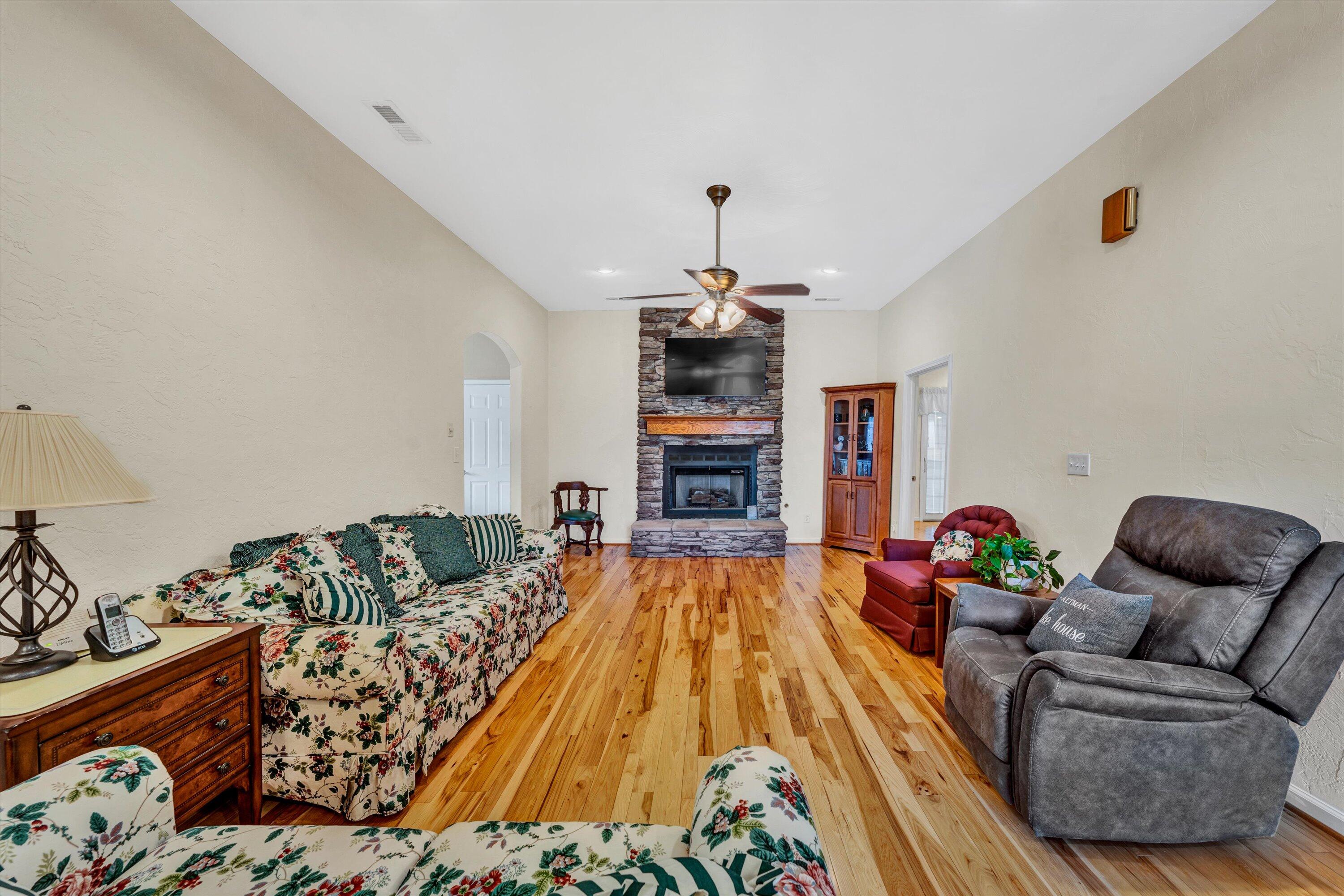 20 Stripers Landing Road Moneta, VA 24121 - Photo 8 of 33 08-022220240004