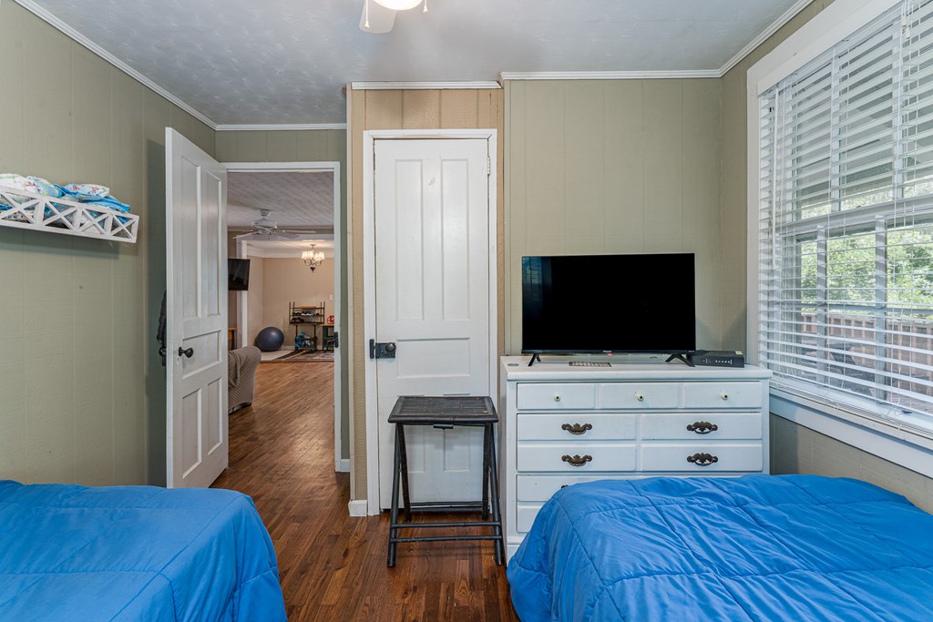 275 Village Road Murphy, NC 28906 - Photo 28 of 47 a living room with a bed and a flat screen tv