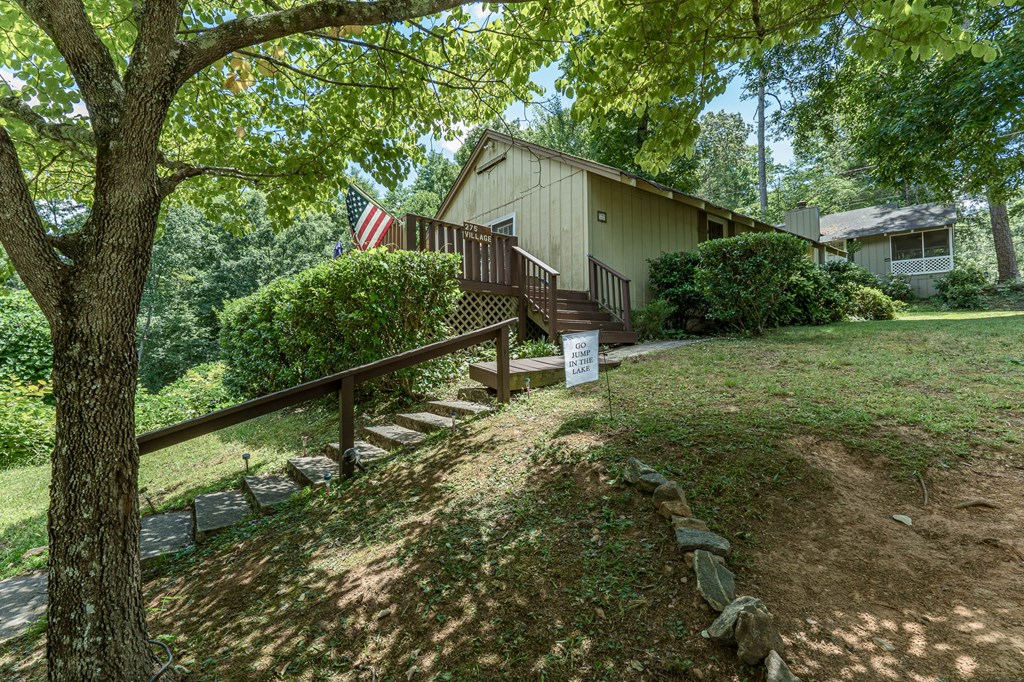 275 Village Road Murphy, NC 28906 - Photo 8 of 47 a backyard of a house with table and chairs