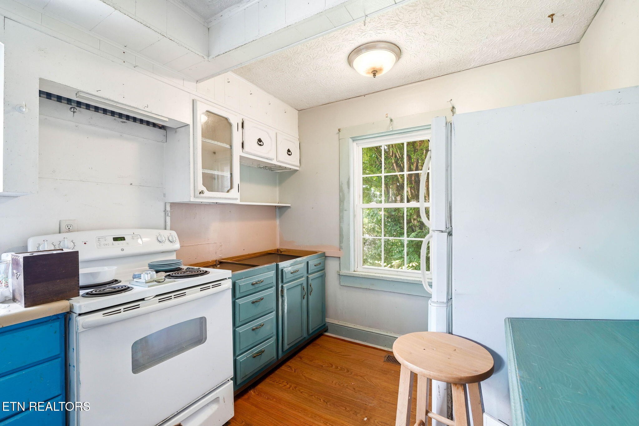 3992 Highway 92 Rutledge, TN 37861 - Photo 10 of 34 a kitchen that has a stove and a chair in it