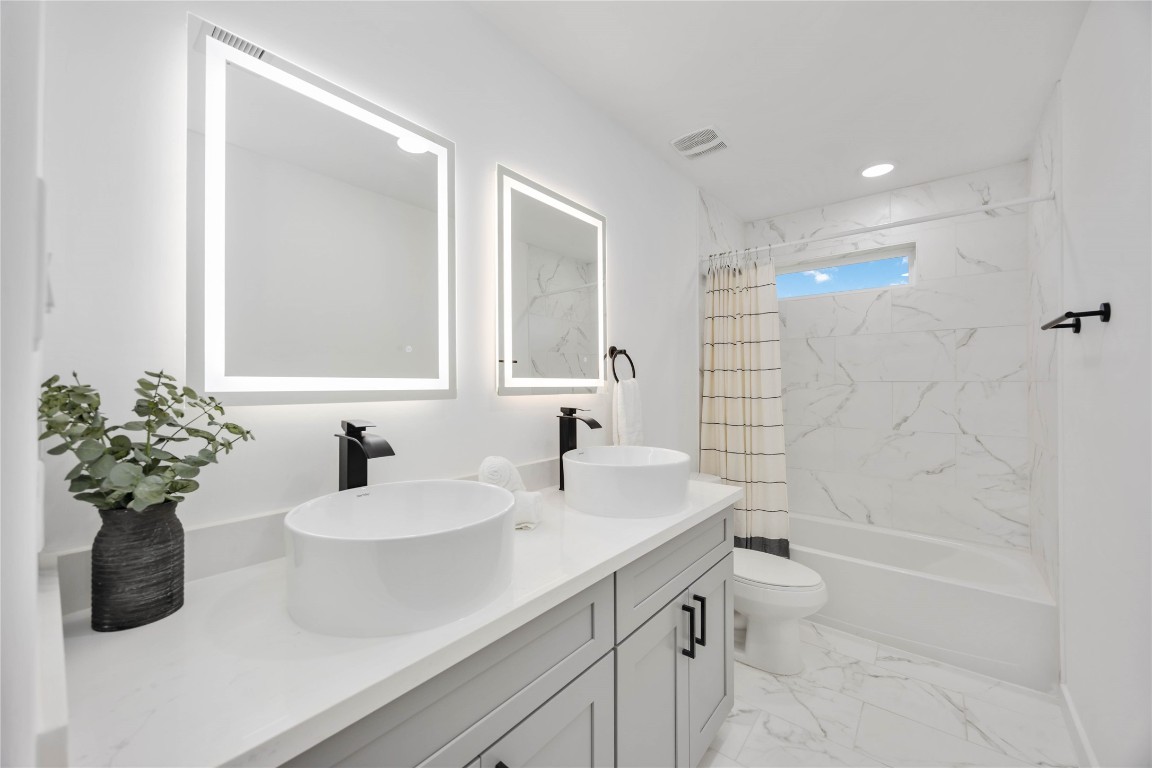 5809 Senior, Unit A Houston, TX 77016 - Photo 13 of 15 Secondary upstairs bathroom