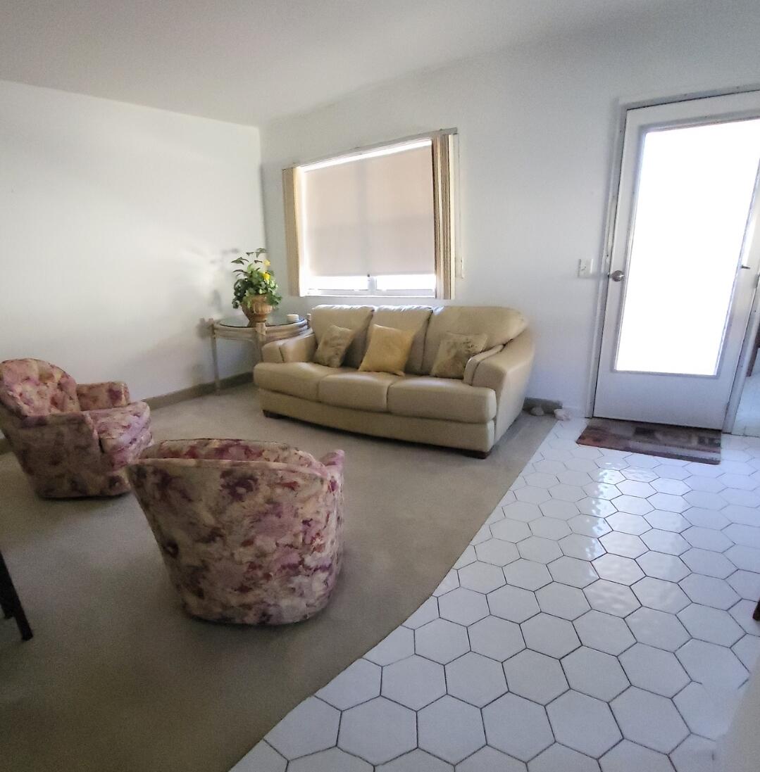 141 Saxony Drive, Unit 141 Delray Beach, FL 33446 - Photo 4 of 14 Livingroom