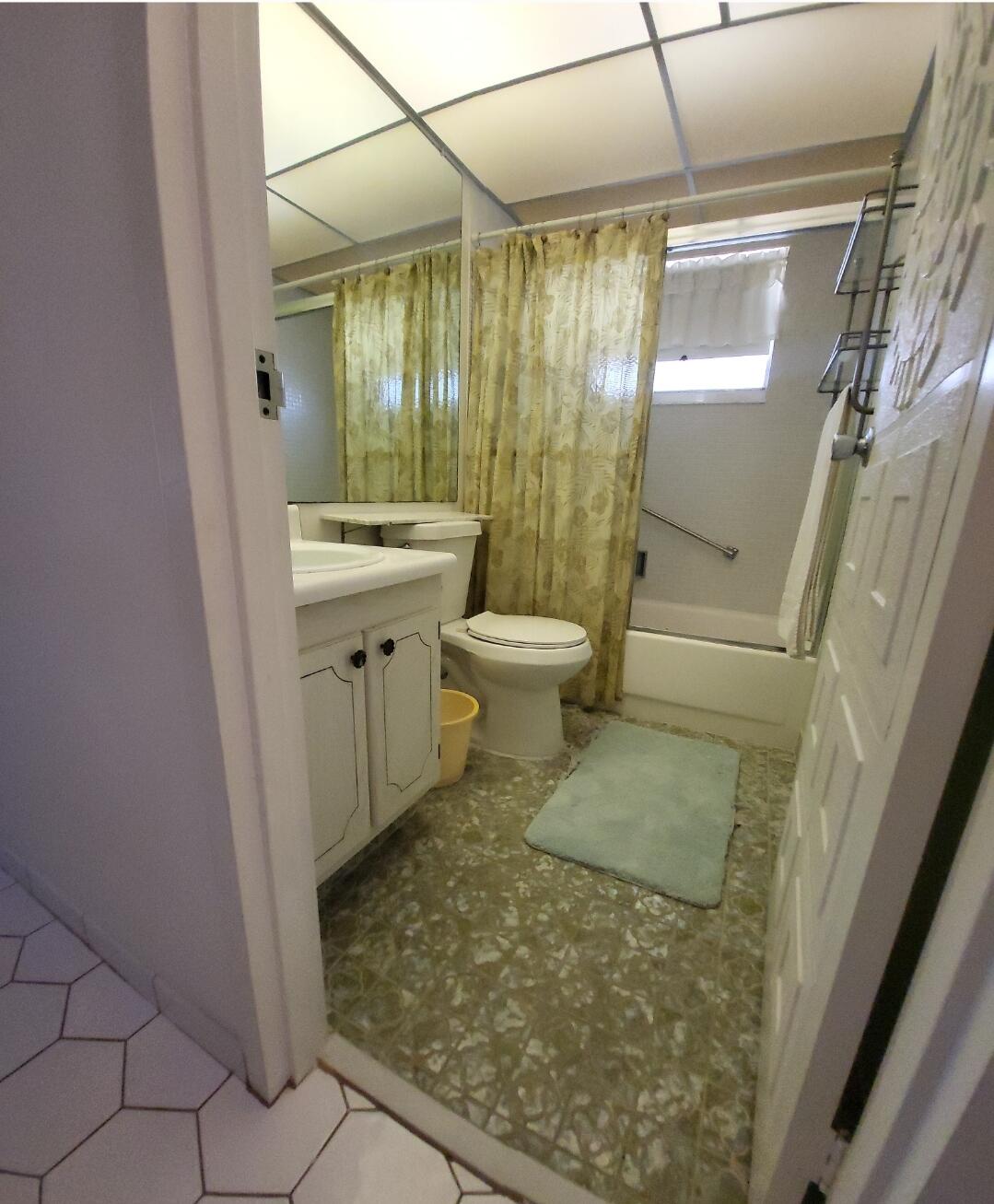 141 Saxony Drive, Unit 141 Delray Beach, FL 33446 - Photo 9 of 14 Bathroom