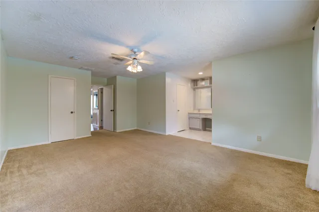 a view of empty room with a ceiling fan