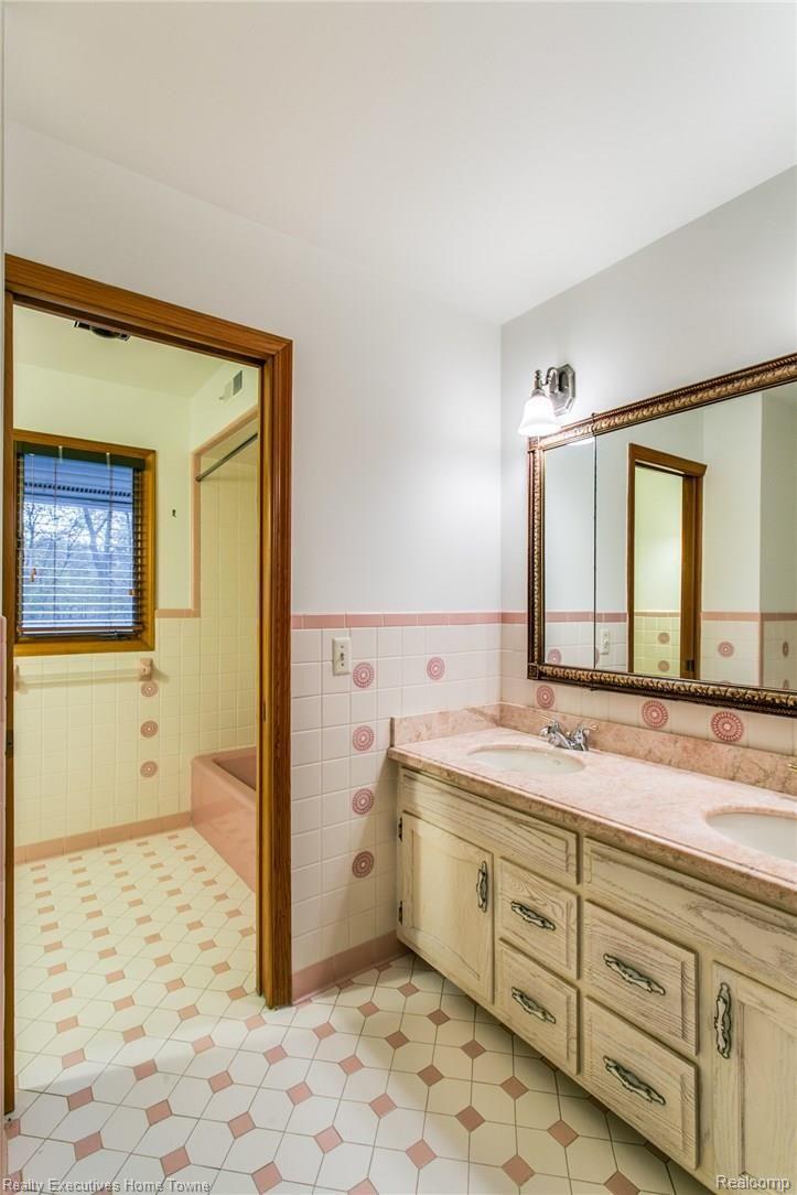 1130 Burnham Road Bloomfield Hills, MI 48304 - Photo 41 of 56 Hall bath - sinks are separated from toilet and tub room - making it easy for kids to share.