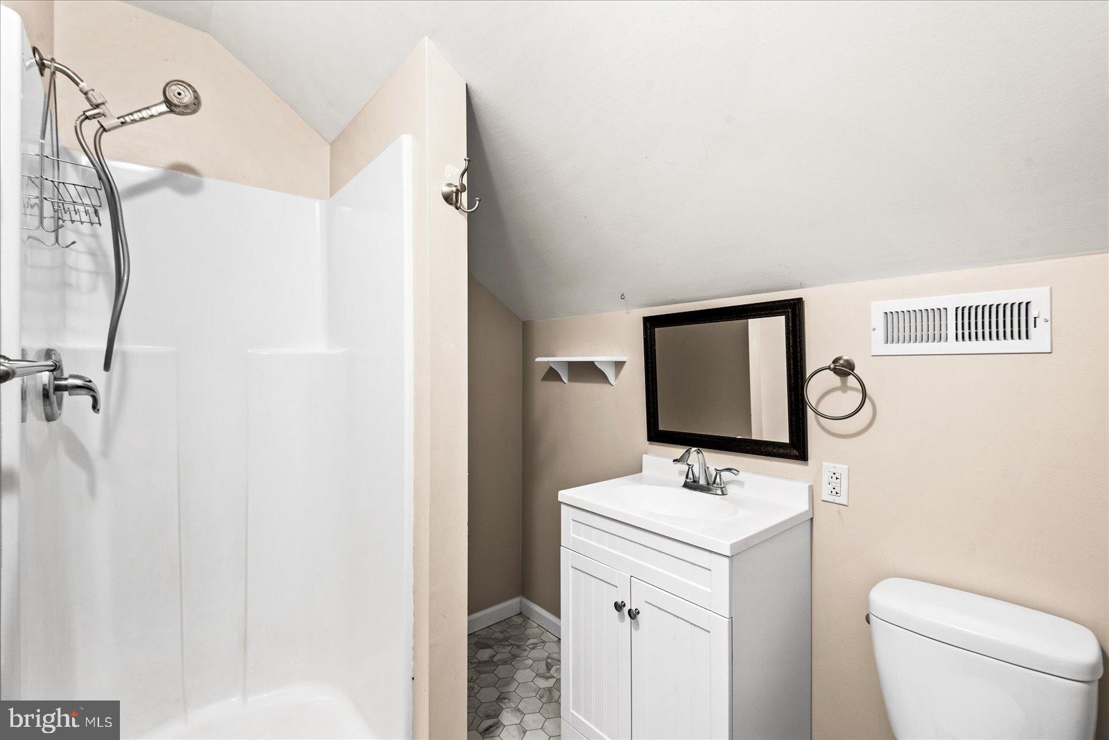 11310 St Just Road Unionville, VA 22567 - Photo 22 of 40 Charming bathroom with modern finishes.