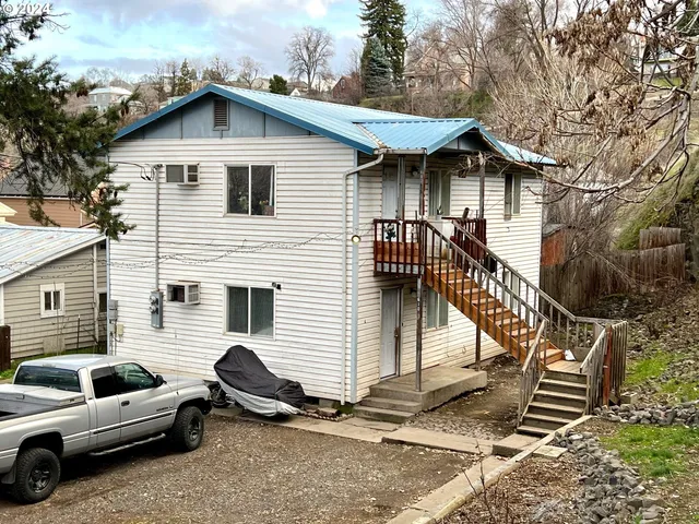 a view of a car park in front of house