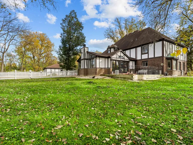 a front view of house with yard
