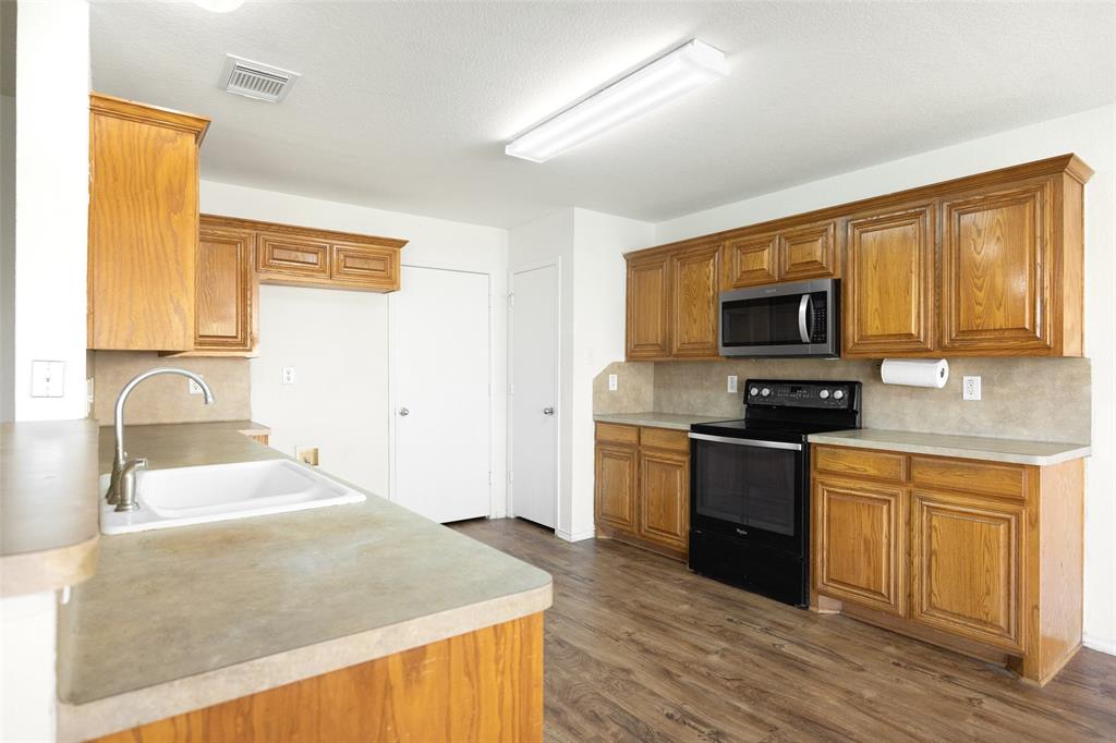 324 Meadow Ridge Drive Anna, TX 75409 - Photo 11 of 32 Ample cabinet and counter space in this kitchen