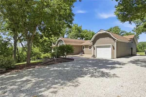 $800,000 | 25045 West 215th Street, Spring Hill, KS 66083