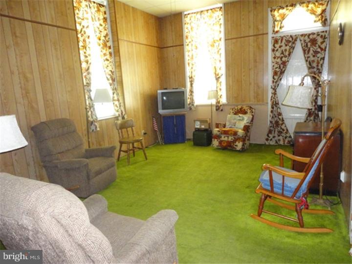 1213 Old York Road Burlington, NJ 08016 - Photo 4 of 8 Living Room