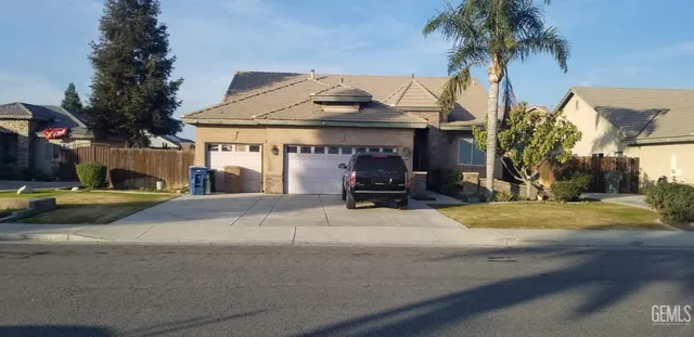a view of a house with a yard and garage
