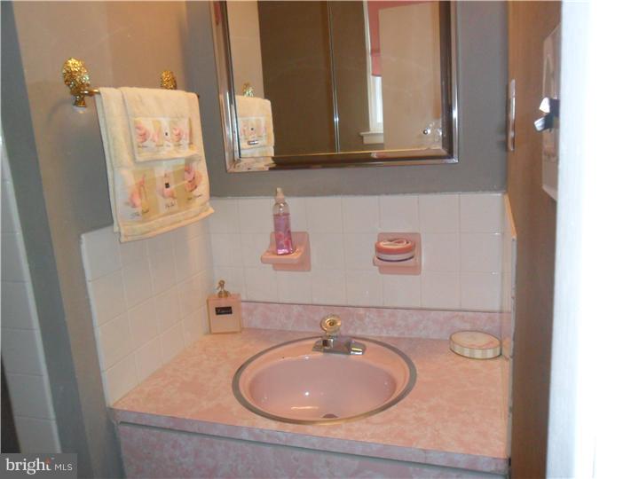 417 Densmore Road Philadelphia, PA 19116 - Photo 8 of 19 Gallery Image 8