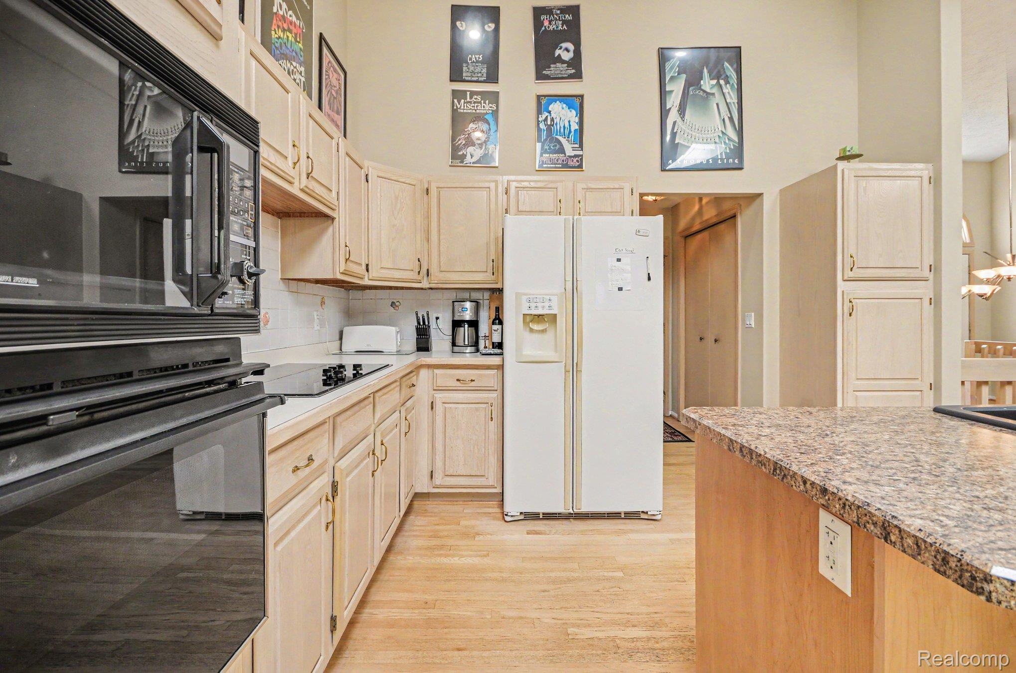 6638 Ridgeview Drive Clarkston, MI 48346 - Photo 9 of 28 kitchen