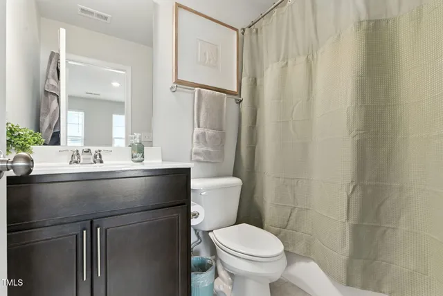 a view of yard with green space