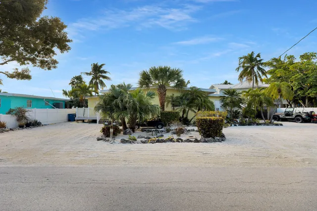$1,550,000 | 17-18 Man-O-War Drive, Marathon, FL 33050