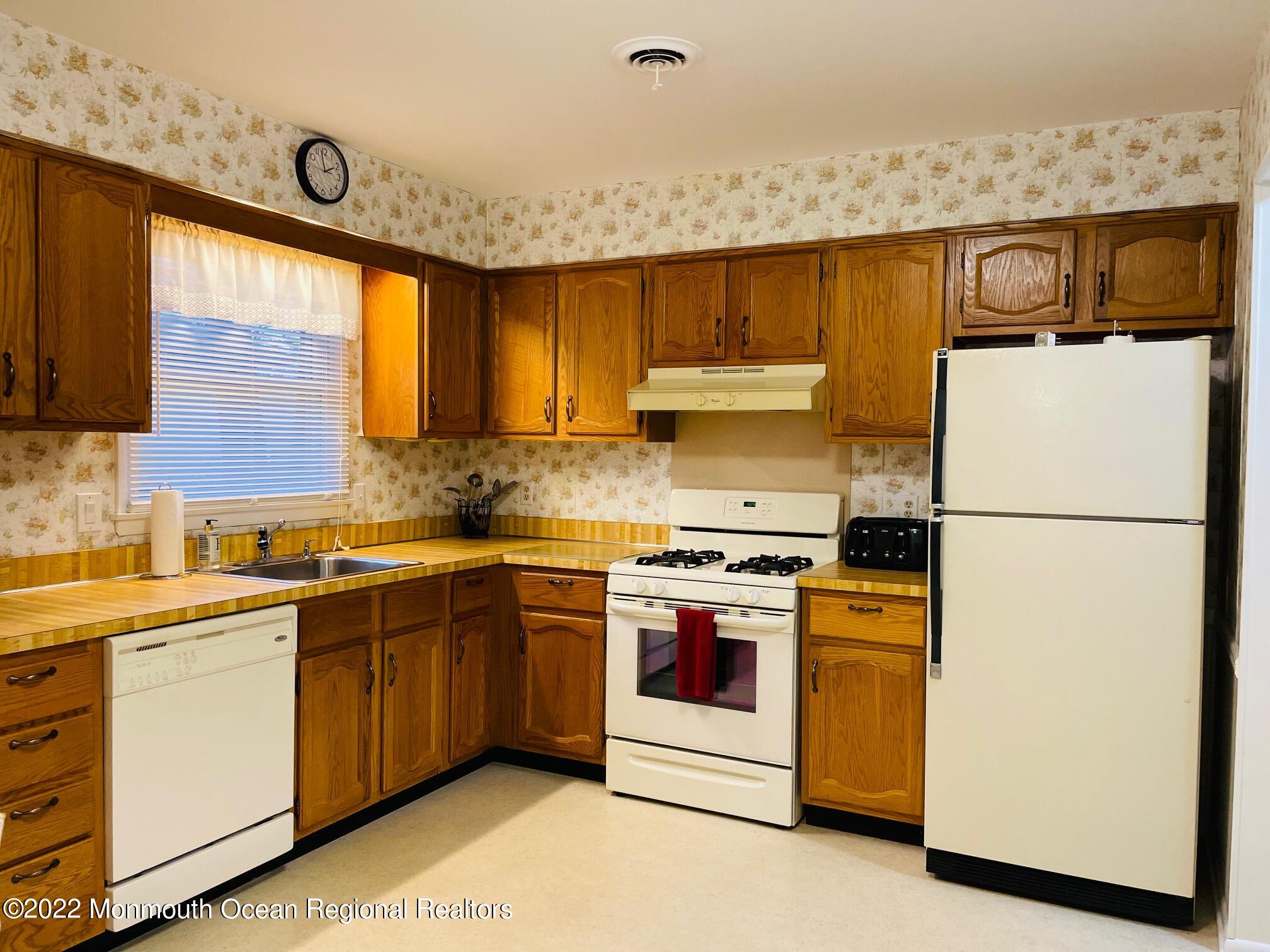 19 Magnolia Road Manahawkin, NJ 08050 - Photo 4 of 11 IMG_1072
