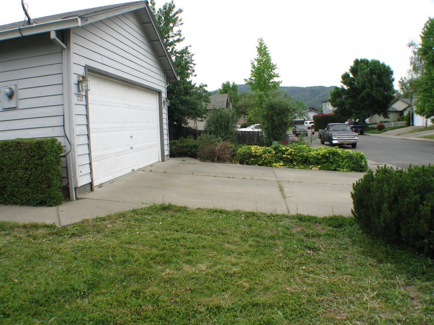 772 Tami Road Grants Pass, OR 97526 - Photo 32 of 33 Drive way and landscaping.