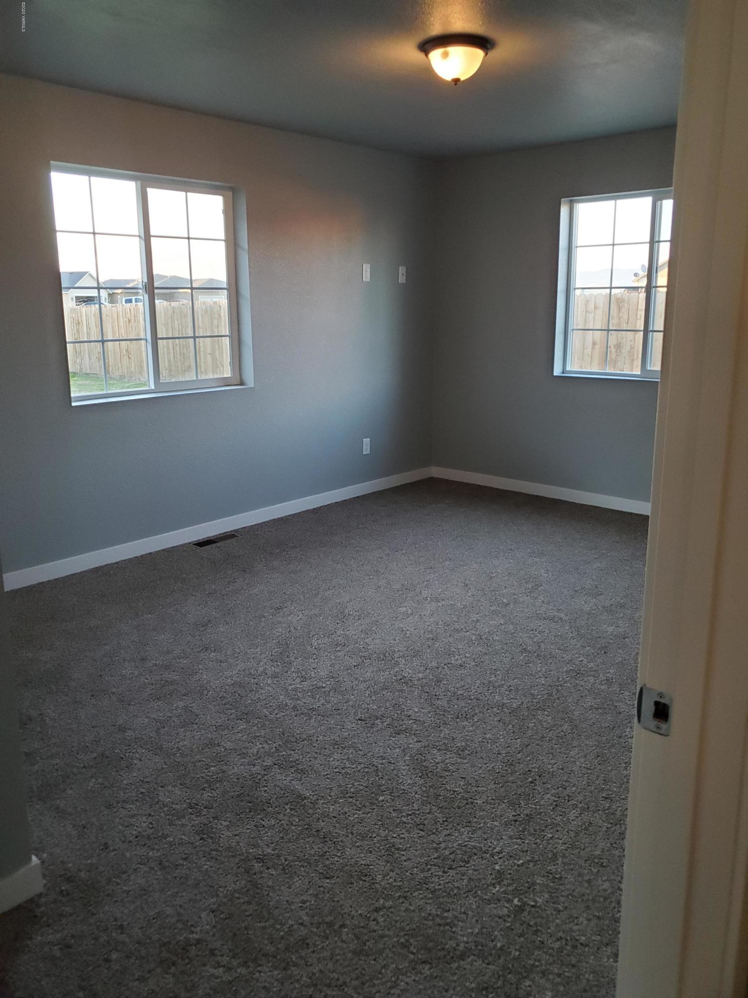 609 Bagley Road Granger, WA 98932 - Photo 4 of 11