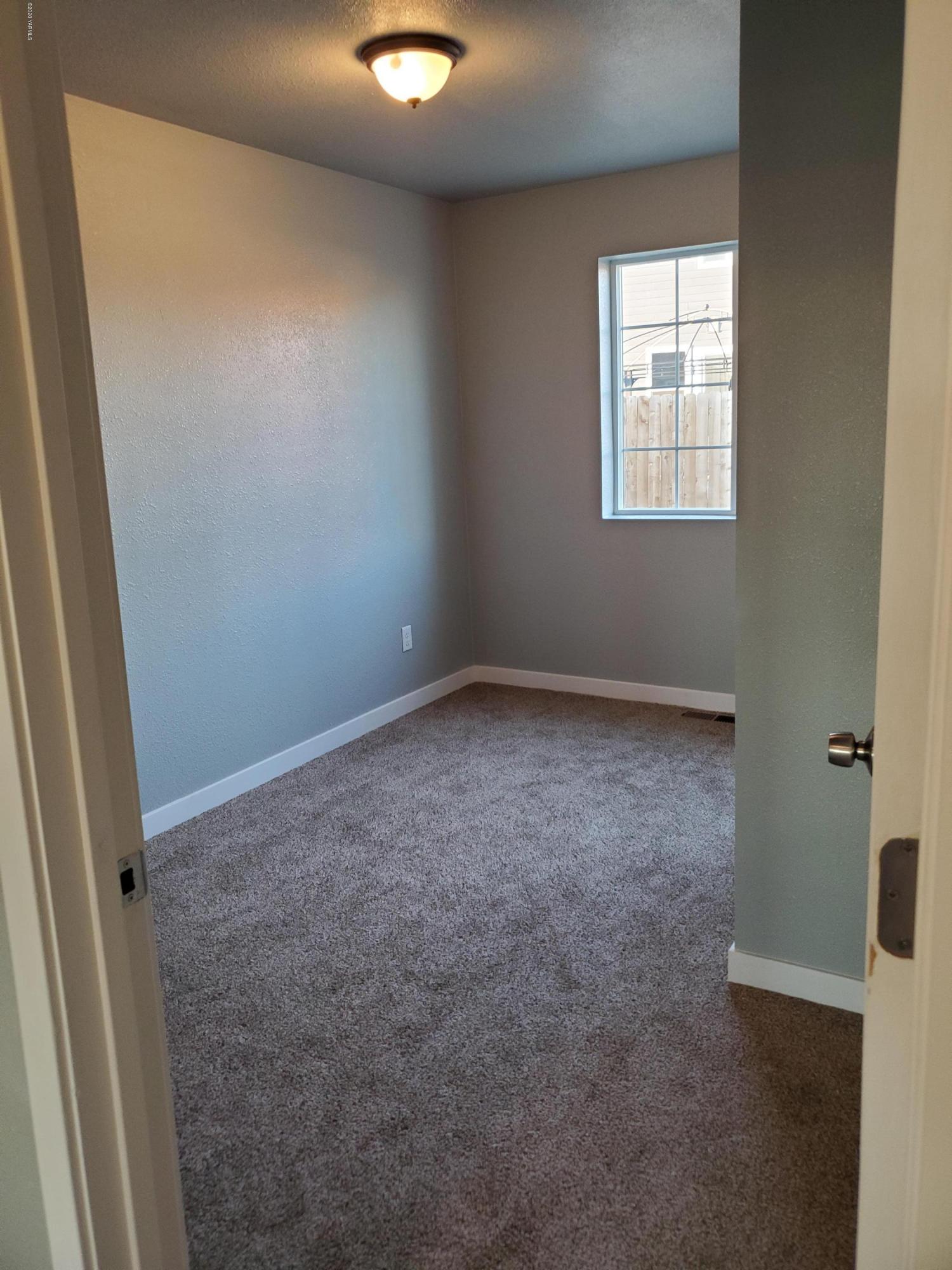 609 Bagley Road Granger, WA 98932 - Photo 7 of 11 an empty room with windows