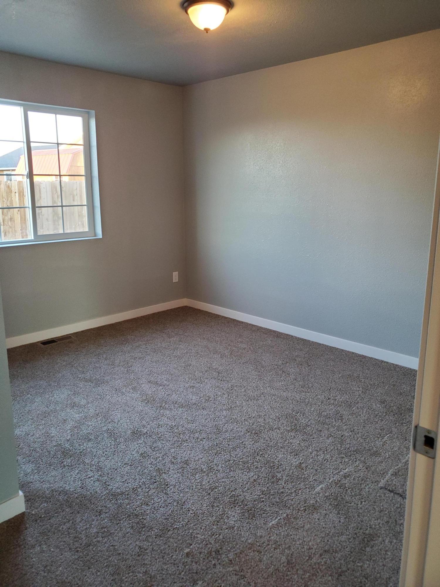 609 Bagley Road Granger, WA 98932 - Photo 8 of 11 an empty room with a window